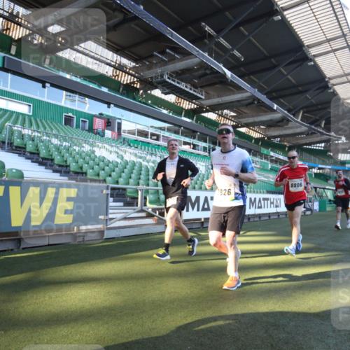06.10.2024 - 19. swb-Marathon Bremen Yannick Fuchs http://msf.ph/oto/7360150 06.10.2024 10:25:29 Laufen im Stadion 7260, 7433, 7496, 7548, 7756, 7826, 7906, 8228, 8242, 8412, 8445, 8478, 8481, 8497, 8517, 8659, 8666, 8671, 8672, 8680, 8713, 8715, 8749, 8806, 8812, 8905, 8975 meine-sportfotos.de