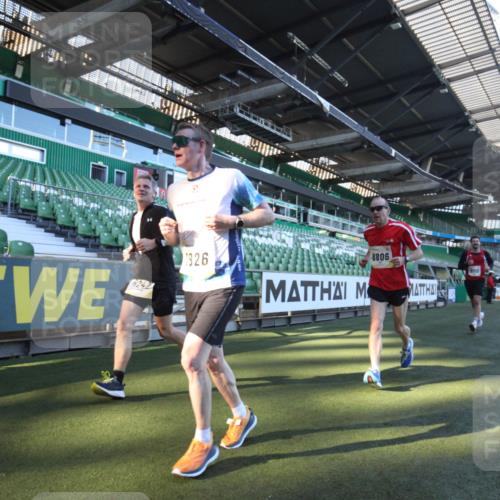 06.10.2024 - 19. swb-Marathon Bremen Yannick Fuchs http://msf.ph/oto/7360156 06.10.2024 10:25:29 Laufen im Stadion 7260, 7433, 7496, 7548, 7756, 7826, 7906, 8228, 8242, 8412, 8445, 8478, 8481, 8497, 8517, 8659, 8666, 8671, 8672, 8680, 8713, 8715, 8749, 8806, 8812, 8905, 8975 meine-sportfotos.de