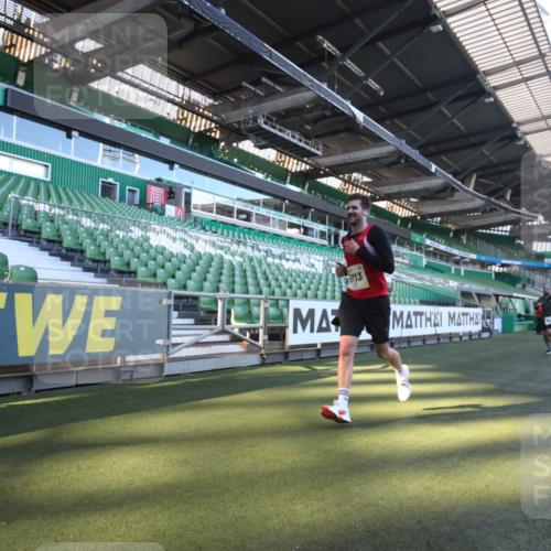 06.10.2024 - 19. swb-Marathon Bremen Yannick Fuchs http://msf.ph/oto/7360169 06.10.2024 10:25:31 Laufen im Stadion 7260, 7433, 7496, 7548, 7756, 7826, 7906, 8228, 8242, 8412, 8478, 8481, 8497, 8517, 8659, 8666, 8671, 8672, 8680, 8713, 8715, 8749, 8806, 8812, 8905, 8975 meine-sportfotos.de