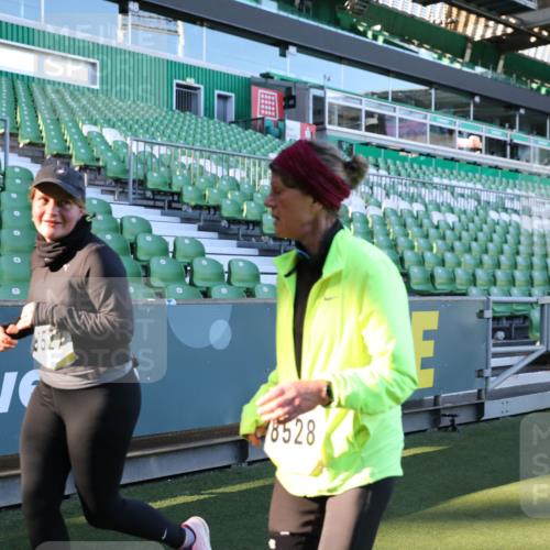 06.10.2024 - 19. swb-Marathon Bremen Yannick Fuchs http://msf.ph/oto/7360259 06.10.2024 10:42:08 Laufen im Stadion 7096, 7097, 7163, 7291, 7309, 7426, 7483, 7497, 7676, 7712, 7755, 7804, 7866, 7901, 8087, 8299, 8307, 8344, 8372, 8386, 8387, 8482, 8503, 8527, 8528, 8669, 8692, 8706, 8844, 8882, 8886, 8887, 8917, 8942, 8959, 8976, 9045, 9989 meine-sportfotos.de