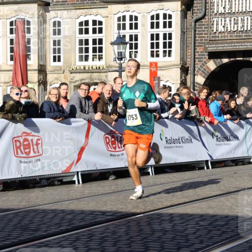 06.10.2024 - 19. swb-Marathon Bremen Strokosch-Dieckow http://msf.ph/oto/7360292 06.10.2024 10:32:35 Ziel 7247, 8211, 8753, 8780 meine-sportfotos.de