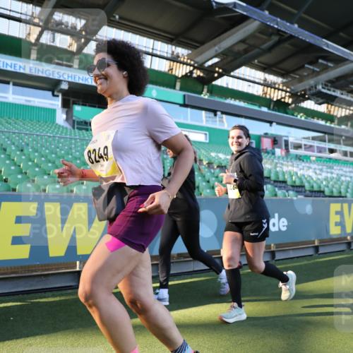 06.10.2024 - 19. swb-Marathon Bremen Yannick Fuchs http://msf.ph/oto/7360324 06.10.2024 10:39:55 Laufen im Stadion 7010, 7151, 7322, 7347, 7519, 7624, 7695, 7707, 7796, 7799, 7913, 7922, 7948, 7960, 8110, 8127, 8249, 8279, 8375, 8505, 8632, 8773, 8850, 8873, 8909, 8910, 8911, 9098, 9101, 9111 meine-sportfotos.de