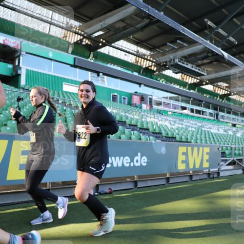 06.10.2024 - 19. swb-Marathon Bremen Yannick Fuchs http://msf.ph/oto/7360336 06.10.2024 10:39:55 Laufen im Stadion 7010, 7151, 7322, 7347, 7519, 7624, 7695, 7707, 7796, 7799, 7913, 7922, 7948, 7960, 8110, 8127, 8249, 8279, 8375, 8505, 8632, 8773, 8850, 8873, 8909, 8910, 8911, 9098, 9101, 9111 meine-sportfotos.de