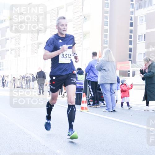 06.10.2024 - 19. swb-Marathon Bremen Matties Gatica Varas http://msf.ph/oto/7360368 06.10.2024 10:39:03 Laufen 8313 meine-sportfotos.de