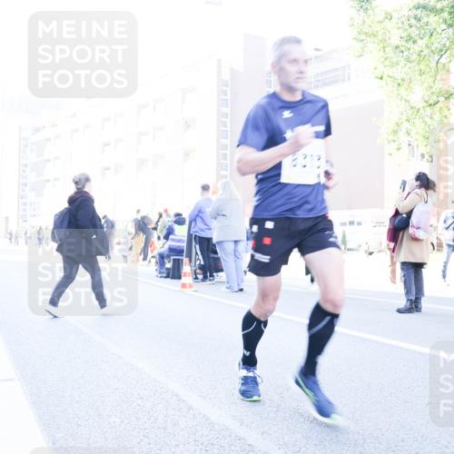 06.10.2024 - 19. swb-Marathon Bremen Matties Gatica Varas http://msf.ph/oto/7360407 06.10.2024 10:39:04 Laufen 8313 meine-sportfotos.de