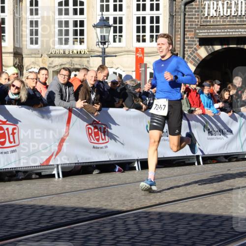 06.10.2024 - 19. swb-Marathon Bremen Strokosch-Dieckow http://msf.ph/oto/7360409 06.10.2024 10:32:43 Ziel 7247, 8211, 8647 meine-sportfotos.de