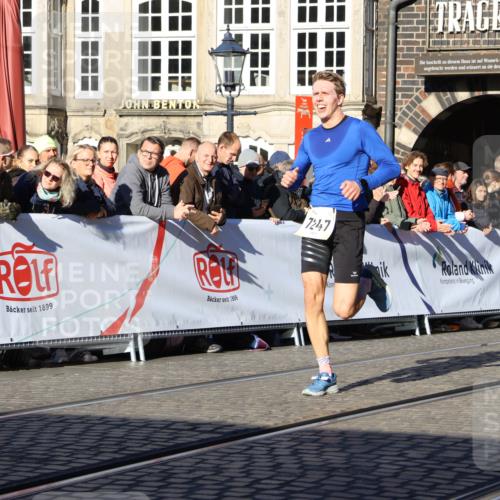 06.10.2024 - 19. swb-Marathon Bremen Strokosch-Dieckow http://msf.ph/oto/7360419 06.10.2024 10:32:43 Ziel 7247, 8211, 8647 meine-sportfotos.de
