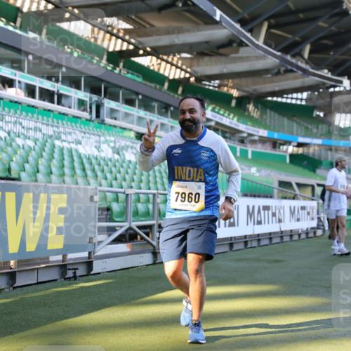 06.10.2024 - 19. swb-Marathon Bremen Yannick Fuchs http://msf.ph/oto/7360424 06.10.2024 10:39:56 Laufen im Stadion 7010, 7151, 7322, 7347, 7519, 7624, 7695, 7707, 7796, 7799, 7913, 7922, 7948, 7960, 8110, 8127, 8249, 8279, 8375, 8505, 8632, 8773, 8850, 8873, 8909, 8910, 8911, 9098, 9101, 9111 meine-sportfotos.de
