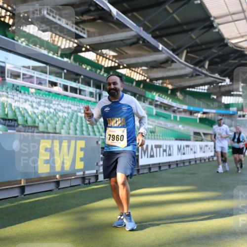 06.10.2024 - 19. swb-Marathon Bremen Yannick Fuchs http://msf.ph/oto/7360465 06.10.2024 10:39:56 Laufen im Stadion 7010, 7151, 7322, 7347, 7519, 7624, 7695, 7707, 7796, 7799, 7913, 7922, 7948, 7960, 8110, 8127, 8249, 8279, 8375, 8505, 8632, 8773, 8850, 8873, 8909, 8910, 8911, 9098, 9101, 9111 meine-sportfotos.de