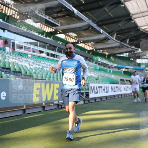 06.10.2024 - 19. swb-Marathon Bremen Yannick Fuchs http://msf.ph/oto/7360469 06.10.2024 10:39:57 Laufen im Stadion 7010, 7151, 7322, 7347, 7519, 7624, 7695, 7707, 7796, 7799, 7913, 7922, 7948, 7960, 8110, 8127, 8249, 8279, 8375, 8505, 8632, 8773, 8850, 8873, 8909, 8910, 8911, 9098, 9101, 9111 meine-sportfotos.de