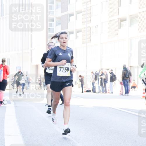 06.10.2024 - 19. swb-Marathon Bremen Matties Gatica Varas http://msf.ph/oto/7360505 06.10.2024 10:39:08 Laufen 7906, 7759 meine-sportfotos.de