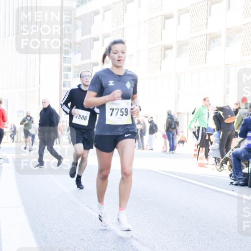 06.10.2024 - 19. swb-Marathon Bremen Matties Gatica Varas http://msf.ph/oto/7360531 06.10.2024 10:39:09 Laufen 7906, 7759 meine-sportfotos.de