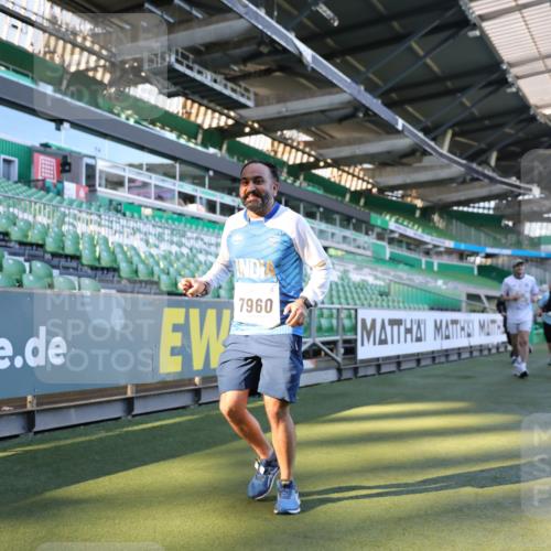 06.10.2024 - 19. swb-Marathon Bremen Yannick Fuchs http://msf.ph/oto/7360535 06.10.2024 10:39:57 Laufen im Stadion 7010, 7151, 7322, 7347, 7519, 7624, 7695, 7707, 7796, 7799, 7913, 7922, 7948, 7960, 8110, 8127, 8249, 8279, 8375, 8505, 8632, 8773, 8850, 8873, 8909, 8910, 8911, 9098, 9101, 9111 meine-sportfotos.de