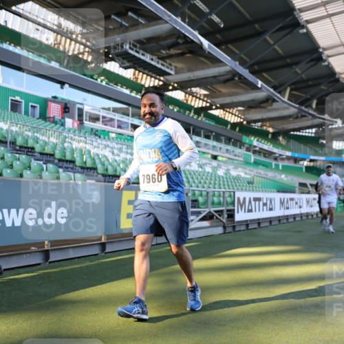 06.10.2024 - 19. swb-Marathon Bremen Yannick Fuchs http://msf.ph/oto/7360543 06.10.2024 10:39:57 Laufen im Stadion 7010, 7151, 7322, 7347, 7519, 7624, 7695, 7707, 7796, 7799, 7913, 7922, 7948, 7960, 8110, 8127, 8249, 8279, 8375, 8505, 8632, 8773, 8850, 8873, 8909, 8910, 8911, 9098, 9101, 9111 meine-sportfotos.de