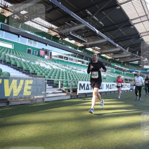 06.10.2024 - 19. swb-Marathon Bremen Yannick Fuchs http://msf.ph/oto/7360569 06.10.2024 10:26:33 Laufen im Stadion 7045, 7327, 7403, 7414, 7508, 7576, 7720, 7874, 7978, 8075, 8192, 8321, 8335, 8376, 8452, 8578, 8601, 8652, 8733, 8814, 8870, 8913, 8970, 8973, 8996, 8997, 9000, 9025, 9051, 9054, 9070, 9084 meine-sportfotos.de