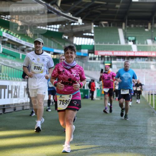 06.10.2024 - 19. swb-Marathon Bremen Yannick Fuchs http://msf.ph/oto/7360617 06.10.2024 10:39:59 Laufen im Stadion 7010, 7151, 7322, 7347, 7519, 7525, 7624, 7695, 7707, 7796, 7799, 7913, 7922, 7948, 7960, 8110, 8127, 8249, 8279, 8375, 8505, 8632, 8773, 8850, 8873, 8909, 8910, 8911, 9098, 9101, 9111 meine-sportfotos.de