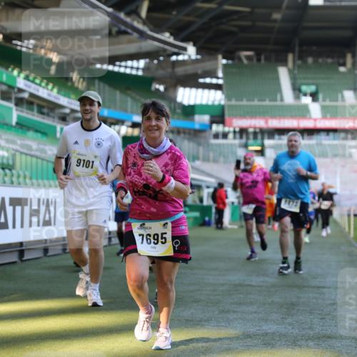 06.10.2024 - 19. swb-Marathon Bremen Yannick Fuchs http://msf.ph/oto/7360670 06.10.2024 10:39:59 Laufen im Stadion 7010, 7151, 7322, 7347, 7519, 7525, 7624, 7695, 7707, 7796, 7799, 7913, 7922, 7948, 7960, 8110, 8127, 8249, 8279, 8375, 8505, 8632, 8773, 8850, 8873, 8909, 8910, 8911, 9098, 9101, 9111 meine-sportfotos.de