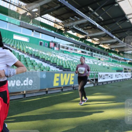 06.10.2024 - 19. swb-Marathon Bremen Yannick Fuchs http://msf.ph/oto/7360687 06.10.2024 10:42:22 Laufen im Stadion 7096, 7097, 7163, 7291, 7422, 7426, 7483, 7497, 7676, 7712, 7755, 7795, 7866, 7901, 8087, 8299, 8307, 8344, 8386, 8387, 8503, 8669, 8692, 8706, 8882, 8886, 8887, 8917, 8942, 8959, 8976, 9045, 9998 meine-sportfotos.de