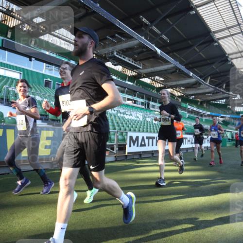 06.10.2024 - 19. swb-Marathon Bremen Yannick Fuchs http://msf.ph/oto/7360708 06.10.2024 10:26:57 Laufen im Stadion 7008, 7491, 7576, 7720, 7887, 7953, 8103, 8172, 8238, 8239, 8335, 8452, 8460, 8475, 8561, 8567, 8568, 8578, 8580, 8585, 8610, 8636, 8645, 8652, 8732, 8764, 8777, 8817, 8870, 8904, 9016, 9025, 9032, 9070, 9110 meine-sportfotos.de