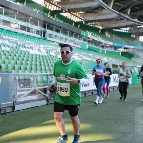 06.10.2024 - 19. swb-Marathon Bremen Yannick Fuchs http://msf.ph/oto/7360715 06.10.2024 10:42:24 Laufen im Stadion 7096, 7097, 7163, 7291, 7422, 7426, 7483, 7497, 7676, 7755, 7795, 7866, 7901, 8087, 8299, 8307, 8344, 8386, 8387, 8484, 8487, 8503, 8669, 8692, 8706, 8882, 8886, 8887, 8917, 8942, 8959, 8976, 9045, 9998 meine-sportfotos.de