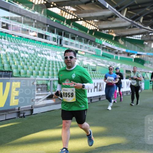 06.10.2024 - 19. swb-Marathon Bremen Yannick Fuchs http://msf.ph/oto/7360729 06.10.2024 10:42:25 Laufen im Stadion 7096, 7097, 7291, 7422, 7426, 7483, 7497, 7676, 7755, 7795, 7866, 7901, 8087, 8262, 8299, 8307, 8344, 8386, 8387, 8484, 8487, 8503, 8669, 8692, 8706, 8882, 8886, 8887, 8917, 8942, 8959, 8976, 9045, 9998 meine-sportfotos.de