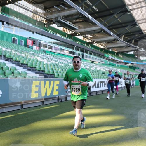 06.10.2024 - 19. swb-Marathon Bremen Yannick Fuchs http://msf.ph/oto/7360757 06.10.2024 10:42:25 Laufen im Stadion 7096, 7097, 7291, 7422, 7426, 7483, 7497, 7676, 7755, 7795, 7866, 7901, 8087, 8262, 8299, 8307, 8344, 8386, 8387, 8484, 8487, 8503, 8669, 8692, 8706, 8882, 8886, 8887, 8917, 8942, 8959, 8976, 9045, 9998 meine-sportfotos.de