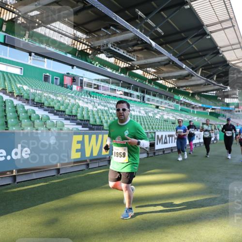 06.10.2024 - 19. swb-Marathon Bremen Yannick Fuchs http://msf.ph/oto/7360772 06.10.2024 10:42:25 Laufen im Stadion 7096, 7097, 7291, 7422, 7426, 7483, 7497, 7676, 7755, 7795, 7866, 7901, 8087, 8262, 8299, 8307, 8344, 8386, 8387, 8484, 8487, 8503, 8669, 8692, 8706, 8882, 8886, 8887, 8917, 8942, 8959, 8976, 9045, 9998 meine-sportfotos.de