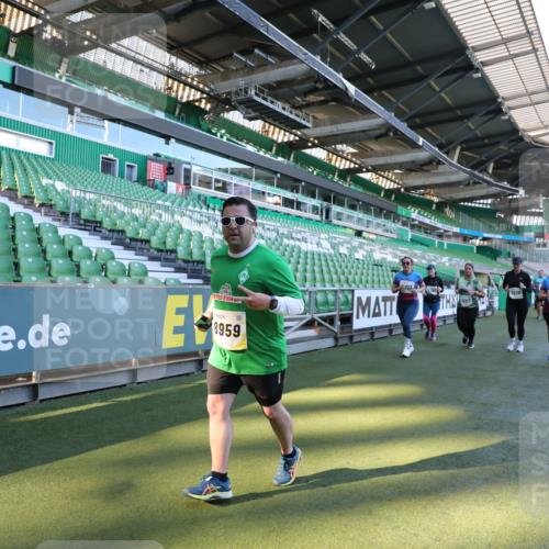 06.10.2024 - 19. swb-Marathon Bremen Yannick Fuchs http://msf.ph/oto/7360784 06.10.2024 10:42:25 Laufen im Stadion 7096, 7097, 7291, 7422, 7426, 7483, 7497, 7676, 7755, 7795, 7866, 7901, 8087, 8262, 8299, 8307, 8344, 8386, 8387, 8484, 8487, 8503, 8669, 8692, 8706, 8882, 8886, 8887, 8917, 8942, 8959, 8976, 9045, 9998 meine-sportfotos.de