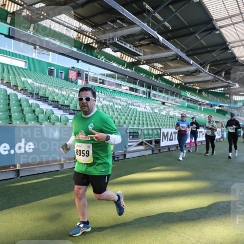 06.10.2024 - 19. swb-Marathon Bremen Yannick Fuchs http://msf.ph/oto/7360795 06.10.2024 10:42:25 Laufen im Stadion 7096, 7097, 7291, 7422, 7426, 7483, 7497, 7676, 7755, 7795, 7866, 7901, 8087, 8262, 8299, 8307, 8344, 8386, 8387, 8484, 8487, 8503, 8669, 8692, 8706, 8882, 8886, 8887, 8917, 8942, 8959, 8976, 9045, 9998 meine-sportfotos.de