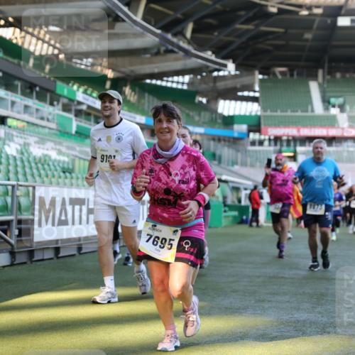 06.10.2024 - 19. swb-Marathon Bremen Yannick Fuchs http://msf.ph/oto/7360848 06.10.2024 10:39:59 Laufen im Stadion 7010, 7151, 7322, 7347, 7519, 7525, 7624, 7695, 7707, 7796, 7799, 7913, 7922, 7948, 7960, 8110, 8127, 8249, 8279, 8375, 8505, 8632, 8773, 8850, 8873, 8909, 8910, 8911, 9098, 9101, 9111 meine-sportfotos.de
