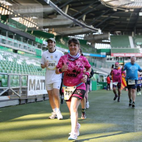 06.10.2024 - 19. swb-Marathon Bremen Yannick Fuchs http://msf.ph/oto/7360853 06.10.2024 10:39:59 Laufen im Stadion 7010, 7151, 7322, 7347, 7519, 7525, 7624, 7695, 7707, 7796, 7799, 7913, 7922, 7948, 7960, 8110, 8127, 8249, 8279, 8375, 8505, 8632, 8773, 8850, 8873, 8909, 8910, 8911, 9098, 9101, 9111 meine-sportfotos.de