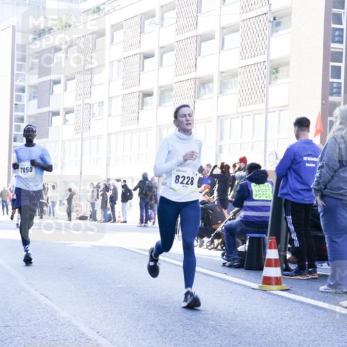 06.10.2024 - 19. swb-Marathon Bremen Matties Gatica Varas http://msf.ph/oto/7360872 06.10.2024 10:39:18 Laufen 7650, 8228 meine-sportfotos.de