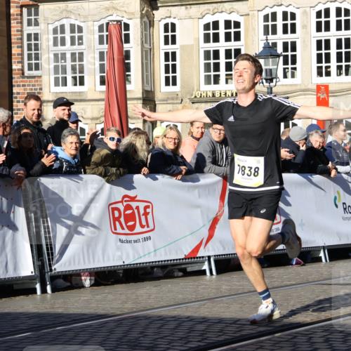 06.10.2024 - 19. swb-Marathon Bremen Strokosch-Dieckow http://msf.ph/oto/7360940 06.10.2024 10:33:30 Ziel 7838, 8664 meine-sportfotos.de