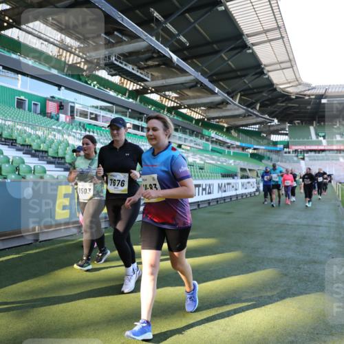 06.10.2024 - 19. swb-Marathon Bremen Yannick Fuchs http://msf.ph/oto/7360956 06.10.2024 10:42:29 Laufen im Stadion 7096, 7097, 7291, 7422, 7426, 7483, 7497, 7676, 7755, 7795, 8087, 8262, 8299, 8307, 8386, 8387, 8484, 8487, 8503, 8669, 8692, 8706, 8882, 8886, 8887, 8917, 8942, 8959, 8976, 9045, 9998 meine-sportfotos.de