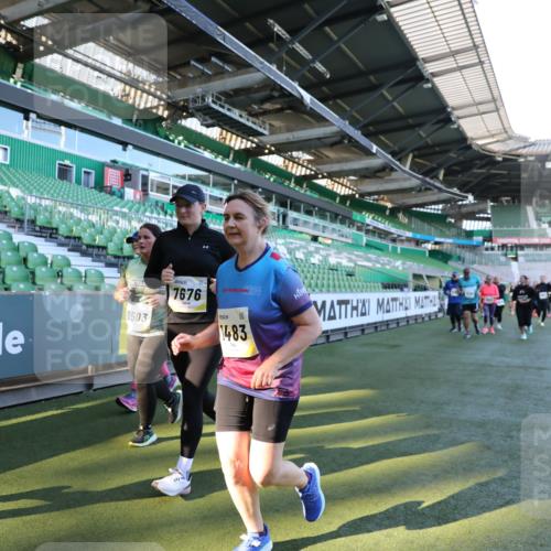 06.10.2024 - 19. swb-Marathon Bremen Yannick Fuchs http://msf.ph/oto/7360967 06.10.2024 10:42:29 Laufen im Stadion 7096, 7097, 7291, 7422, 7426, 7483, 7497, 7676, 7755, 7795, 8087, 8262, 8299, 8307, 8386, 8387, 8484, 8487, 8503, 8669, 8692, 8706, 8882, 8886, 8887, 8917, 8942, 8959, 8976, 9045, 9998 meine-sportfotos.de