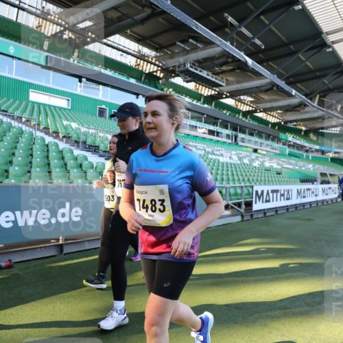 06.10.2024 - 19. swb-Marathon Bremen Yannick Fuchs http://msf.ph/oto/7360983 06.10.2024 10:42:29 Laufen im Stadion 7096, 7097, 7291, 7422, 7426, 7483, 7497, 7676, 7755, 7795, 8087, 8262, 8299, 8307, 8386, 8387, 8484, 8487, 8503, 8669, 8692, 8706, 8882, 8886, 8887, 8917, 8942, 8959, 8976, 9045, 9998 meine-sportfotos.de