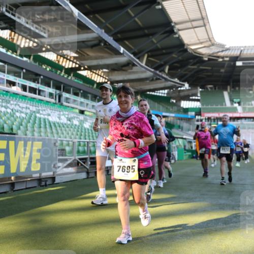 06.10.2024 - 19. swb-Marathon Bremen Yannick Fuchs http://msf.ph/oto/7361002 06.10.2024 10:40:00 Laufen im Stadion 7010, 7151, 7322, 7347, 7519, 7525, 7624, 7695, 7707, 7796, 7799, 7913, 7922, 7948, 7960, 8110, 8127, 8249, 8279, 8375, 8505, 8632, 8773, 8850, 8873, 8909, 8910, 8911, 9098, 9101, 9111 meine-sportfotos.de