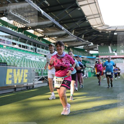 06.10.2024 - 19. swb-Marathon Bremen Yannick Fuchs http://msf.ph/oto/7361004 06.10.2024 10:40:00 Laufen im Stadion 7010, 7151, 7322, 7347, 7519, 7525, 7624, 7695, 7707, 7796, 7799, 7913, 7922, 7948, 7960, 8110, 8127, 8249, 8279, 8375, 8505, 8632, 8773, 8850, 8873, 8909, 8910, 8911, 9098, 9101, 9111 meine-sportfotos.de