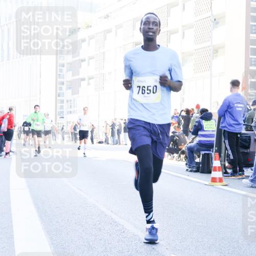 06.10.2024 - 19. swb-Marathon Bremen Matties Gatica Varas http://msf.ph/oto/7361011 06.10.2024 10:39:21 Laufen 7756, 7826, 9061, 7650 meine-sportfotos.de