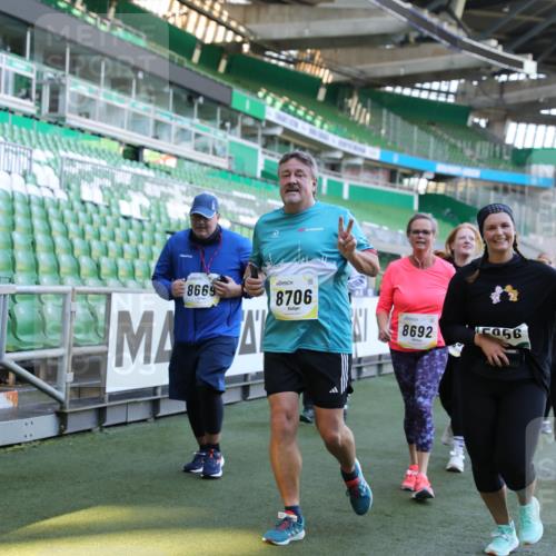 06.10.2024 - 19. swb-Marathon Bremen Yannick Fuchs http://msf.ph/oto/7361079 06.10.2024 10:42:32 Laufen im Stadion 7069, 7096, 7097, 7291, 7422, 7426, 7483, 7497, 7676, 7755, 7795, 8087, 8262, 8299, 8307, 8386, 8387, 8484, 8487, 8503, 8669, 8692, 8706, 8882, 8886, 8887, 8917, 8942, 8959, 8976, 9045, 9998 meine-sportfotos.de