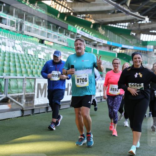 06.10.2024 - 19. swb-Marathon Bremen Yannick Fuchs http://msf.ph/oto/7361088 06.10.2024 10:42:33 Laufen im Stadion 7069, 7096, 7097, 7291, 7422, 7426, 7483, 7497, 7676, 7755, 7795, 8087, 8262, 8280, 8299, 8307, 8386, 8387, 8484, 8487, 8503, 8669, 8692, 8706, 8882, 8886, 8887, 8917, 8942, 8959, 8976, 9998 meine-sportfotos.de