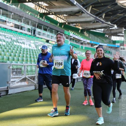 06.10.2024 - 19. swb-Marathon Bremen Yannick Fuchs http://msf.ph/oto/7361129 06.10.2024 10:42:33 Laufen im Stadion 7069, 7096, 7097, 7291, 7422, 7426, 7483, 7497, 7676, 7755, 7795, 8087, 8262, 8280, 8299, 8307, 8386, 8387, 8484, 8487, 8503, 8669, 8692, 8706, 8882, 8886, 8887, 8917, 8942, 8959, 8976, 9998 meine-sportfotos.de