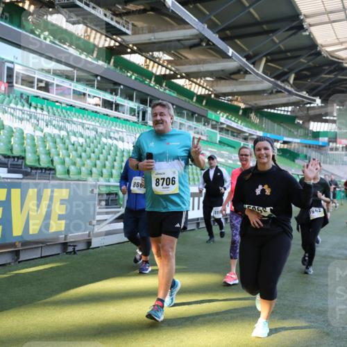 06.10.2024 - 19. swb-Marathon Bremen Yannick Fuchs http://msf.ph/oto/7361173 06.10.2024 10:42:33 Laufen im Stadion 7069, 7096, 7097, 7291, 7422, 7426, 7483, 7497, 7676, 7755, 7795, 8087, 8262, 8280, 8299, 8307, 8386, 8387, 8484, 8487, 8503, 8669, 8692, 8706, 8882, 8886, 8887, 8917, 8942, 8959, 8976, 9998 meine-sportfotos.de