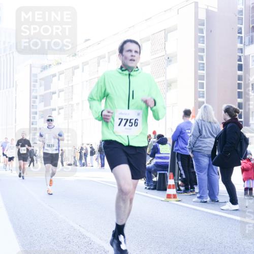 06.10.2024 - 19. swb-Marathon Bremen Matties Gatica Varas http://msf.ph/oto/7361215 06.10.2024 10:39:26 Laufen 7571, 8310, 7826, 7756 meine-sportfotos.de