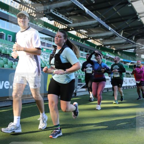 06.10.2024 - 19. swb-Marathon Bremen Yannick Fuchs http://msf.ph/oto/7361263 06.10.2024 10:40:01 Laufen im Stadion 7010, 7151, 7304, 7322, 7347, 7519, 7525, 7624, 7695, 7707, 7796, 7799, 7913, 7922, 7948, 7960, 8110, 8127, 8249, 8279, 8375, 8505, 8632, 8773, 8850, 8873, 8909, 8910, 8911, 9098, 9101, 9111 meine-sportfotos.de