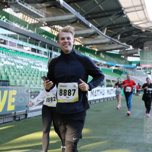 06.10.2024 - 19. swb-Marathon Bremen Yannick Fuchs http://msf.ph/oto/7361301 06.10.2024 10:42:37 Laufen im Stadion 7069, 7096, 7097, 7174, 7291, 7422, 7426, 7483, 7497, 7676, 7755, 7795, 8087, 8262, 8280, 8281, 8284, 8299, 8307, 8484, 8487, 8503, 8669, 8692, 8706, 8882, 8886, 8887, 8917, 8942, 8959, 8963, 8976, 9998 meine-sportfotos.de