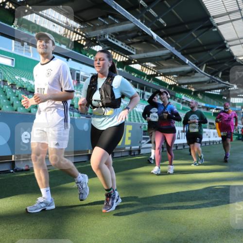 06.10.2024 - 19. swb-Marathon Bremen Yannick Fuchs http://msf.ph/oto/7361313 06.10.2024 10:40:01 Laufen im Stadion 7010, 7151, 7304, 7322, 7347, 7519, 7525, 7624, 7695, 7707, 7796, 7799, 7913, 7922, 7948, 7960, 8110, 8127, 8249, 8279, 8375, 8505, 8632, 8773, 8850, 8873, 8909, 8910, 8911, 9098, 9101, 9111 meine-sportfotos.de