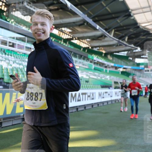 06.10.2024 - 19. swb-Marathon Bremen Yannick Fuchs http://msf.ph/oto/7361330 06.10.2024 10:42:37 Laufen im Stadion 7069, 7096, 7097, 7174, 7291, 7422, 7426, 7483, 7497, 7676, 7755, 7795, 8087, 8262, 8280, 8281, 8284, 8299, 8307, 8484, 8487, 8503, 8669, 8692, 8706, 8882, 8886, 8887, 8917, 8942, 8959, 8963, 8976, 9998 meine-sportfotos.de