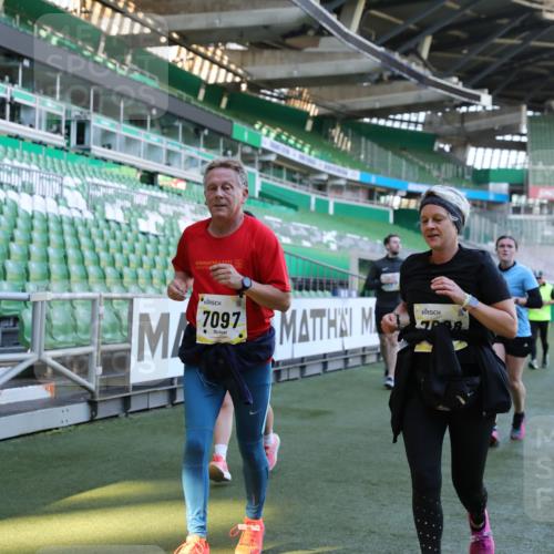 06.10.2024 - 19. swb-Marathon Bremen Yannick Fuchs http://msf.ph/oto/7361348 06.10.2024 10:42:39 Laufen im Stadion 7069, 7096, 7097, 7174, 7291, 7422, 7426, 7483, 7497, 7676, 7795, 8087, 8262, 8280, 8281, 8284, 8299, 8307, 8484, 8487, 8503, 8669, 8692, 8706, 8882, 8886, 8887, 8942, 8963, 8976, 9998 meine-sportfotos.de