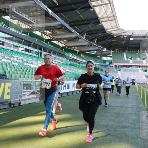 06.10.2024 - 19. swb-Marathon Bremen Yannick Fuchs http://msf.ph/oto/7361367 06.10.2024 10:42:40 Laufen im Stadion 7069, 7096, 7097, 7174, 7291, 7422, 7426, 7483, 7497, 7676, 7795, 8087, 8262, 8280, 8281, 8284, 8299, 8307, 8484, 8487, 8669, 8692, 8706, 8882, 8886, 8887, 8942, 8963, 8976, 9998 meine-sportfotos.de